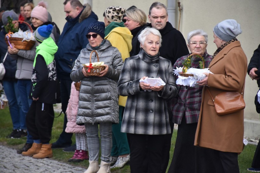 Święconka 2022 w Pleszewie. Poświęcenie pokarmów na...