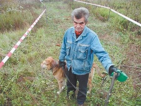 Stanisław Woźny mówi, że hałda dymi zwłaszcza wtedy, gdy ciśnienie jest niskie. Fot: MAGDALENA CHAŁUPKA