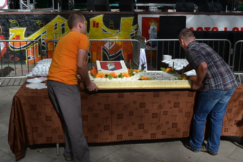 Dni Ziemi Sztumskiej 2012: Burmistrz częstował urodzinowym tortem [ZDJĘCIA]