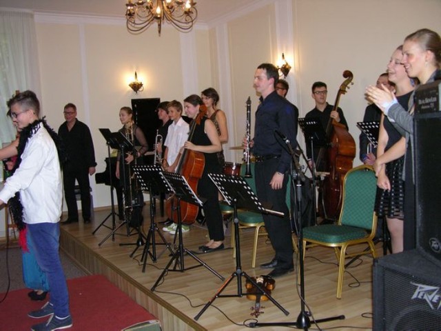 Koncert w szkole muzycznej w Skierniewicach wykonali w niedzielę, 28 września, uczniowie tejże szkoły, przygotowani przez Mariusza Rutkowskiego. W programie było wiele kompozycji muzyki rozrywkowej. Znakomite wykonanie sprawiło, że koncert został przyjęty z owacjami przez publiczność.
