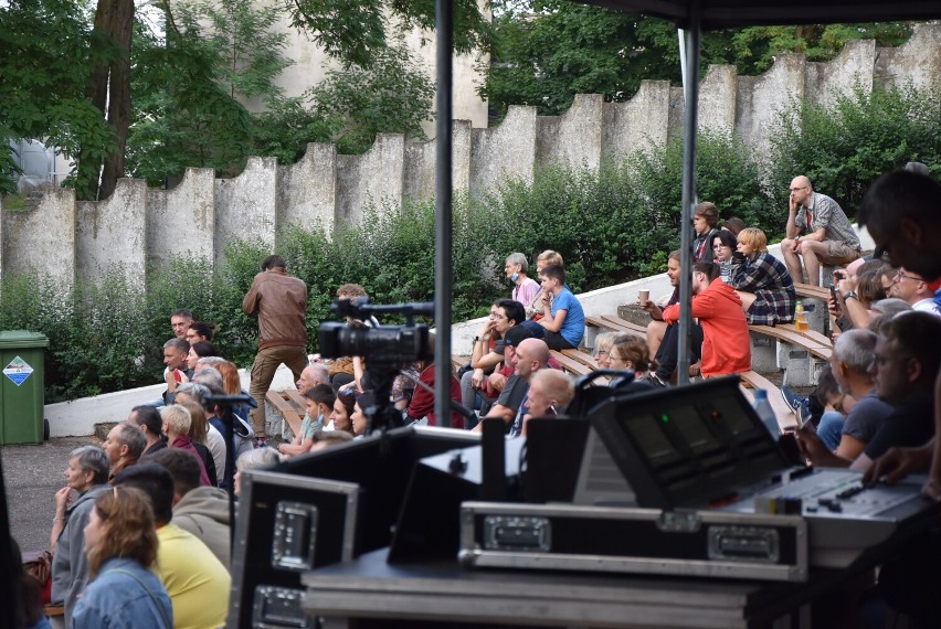 Tymon Tymański z "trzymetrowcem z wąsami" w chodzieskim amfiteatrze. Drugi koncert "Cho-jazz" 2021