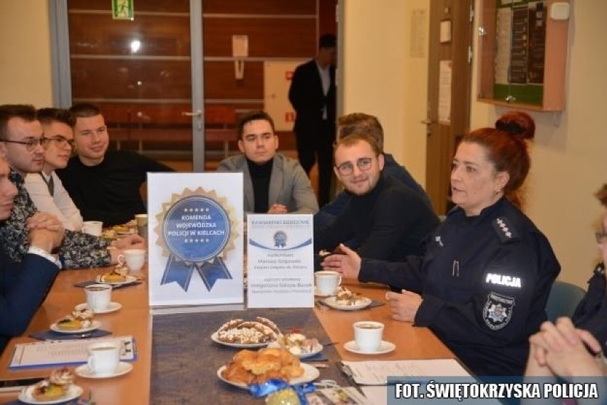 W Kielcach studenci spotkali się z policjantami i agentami. Zobacz zdjęcia