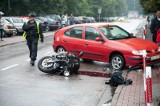 Wypadek z udziałem motocyklisty w centrum Ustki na ulicy Wróblewskiego