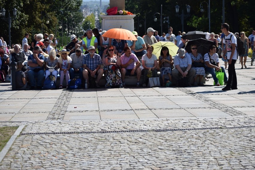 Kilkadziesiąt tysięcy wiernych wzięło udział w obchodach...