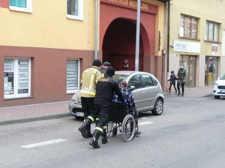 Transport na... drugą stronę ulicy. Strażacy musieli pomóc mieszkańcowi Goleniowa