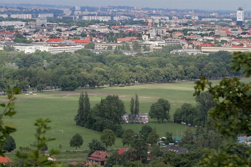 Kraków. Miasto pyta: w co się bawić na Błoniach?