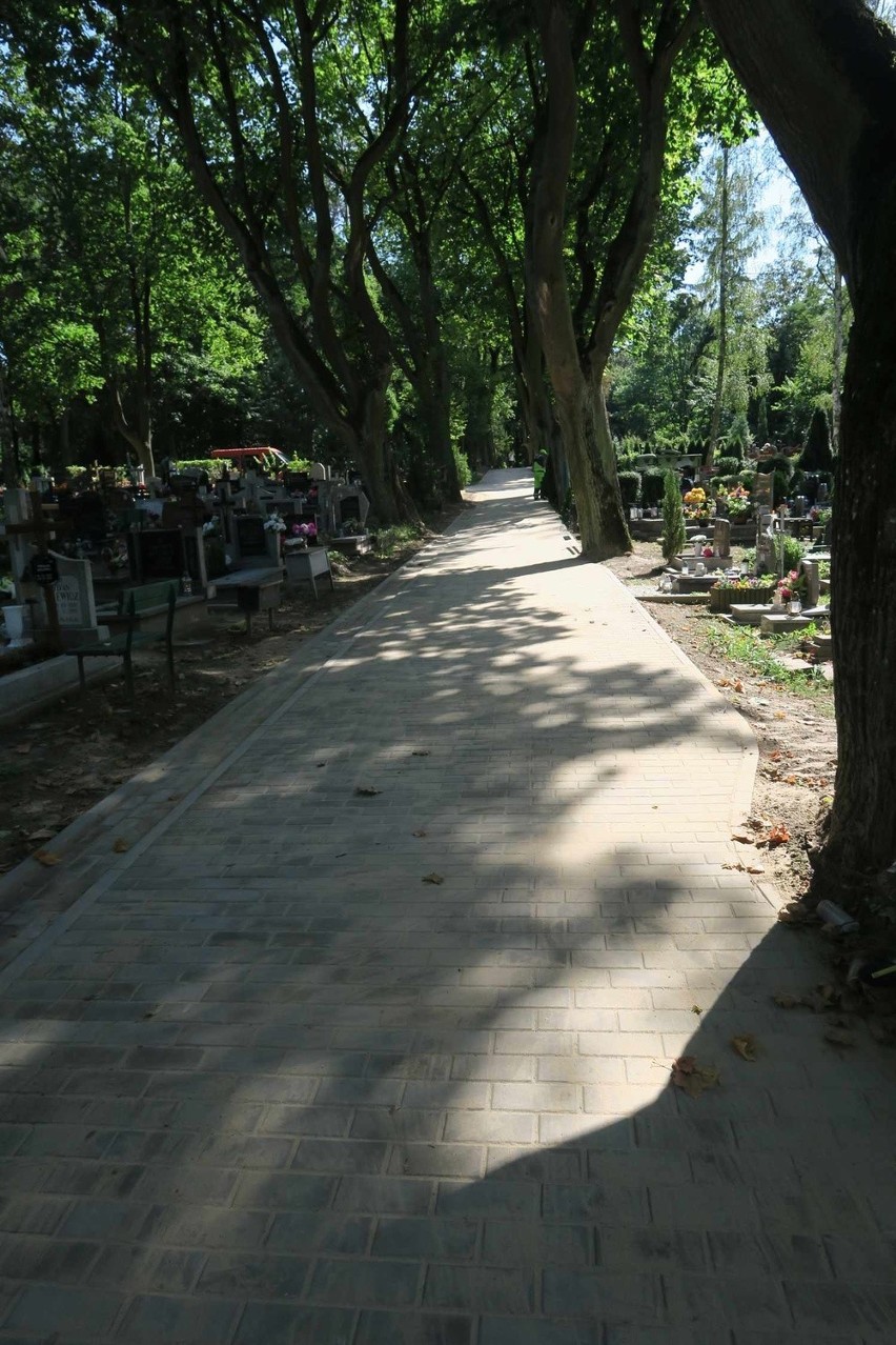 Cmentarz w Zdrojach ma już nowe alejki [zdjęcie]