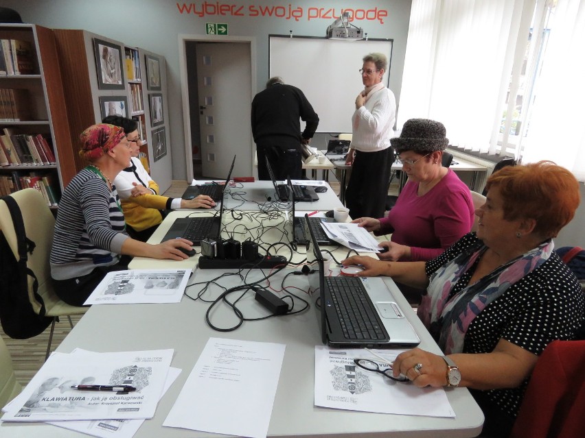 Seniorzy z Piekar Śląskich na kursie komputerowym w bibliotece miejskiej [ZDJĘCIA]