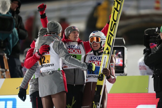 Kamil Stoch (z prawej) ma na wyciągnięcie ręki triumf w 66. TCS, o podium walczy też Dawid Kubacki (z tyłu)