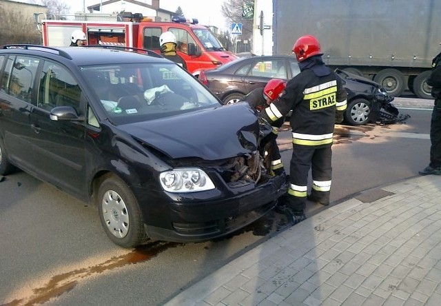 W Pleszewie na skrzyżowaniu ulic Marszewskiej i Hallera zderzyły się dwa samochody osobowe: Volkswagen Touran i Citroen C5. Akcja usuwania rozbitych aut trwała ponad godzinę.

Czytaj więcej: Na skrzyżowaniu w Pleszewie zderzyły się dwa samochody
