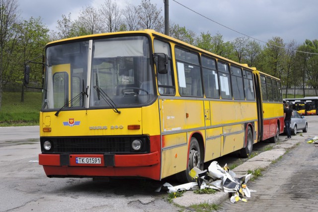 Trwa odnowa Ikarusa 280.70E - ściągnięto już z niego reklamy. Będzie miał przywrócone oryginalne, biało-zielone malowanie.