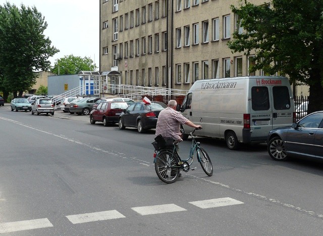 W pobliżu urzędu skarbowego nie ma zbyt wielu miejsca do parkowania. Kierowcy zatrzymują się więc na ulicy