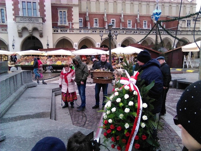 Kraków. Kwiaciarki złożyły kwiaty pod pomnikiem Adama Mickiewicza