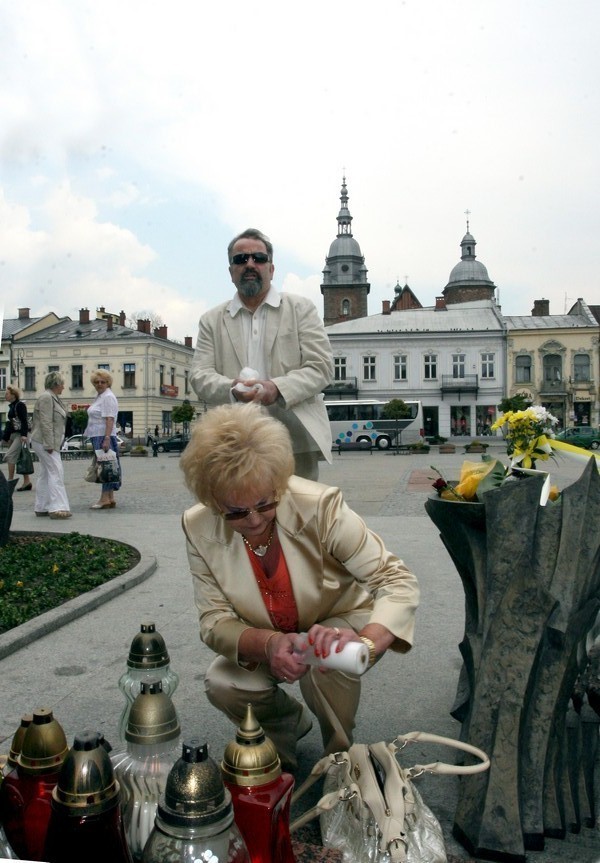 Znicze pod pomnikiem Jana Pawła II w Nowym Sączu[ZDJĘCIA]