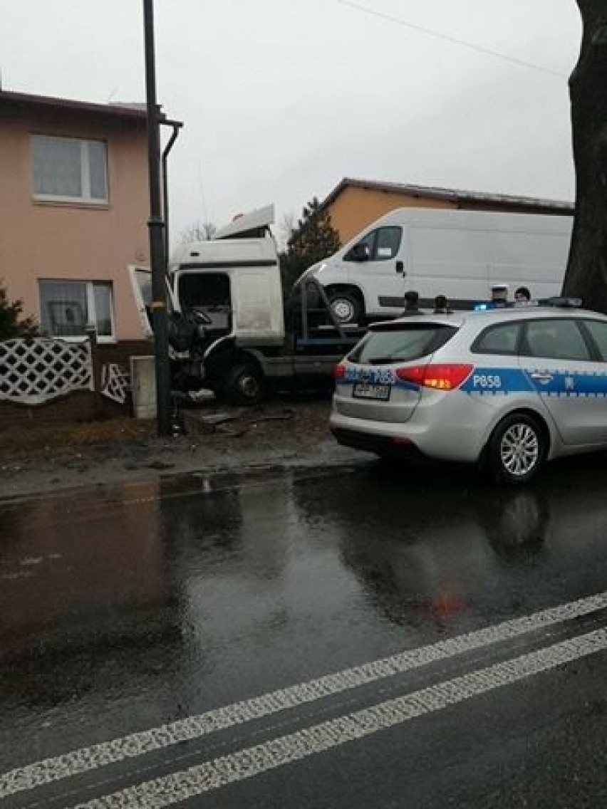 Tychy: Wypadek na Oświęcimskiej. Ciężarówka wjechała w ogrodzenie domu