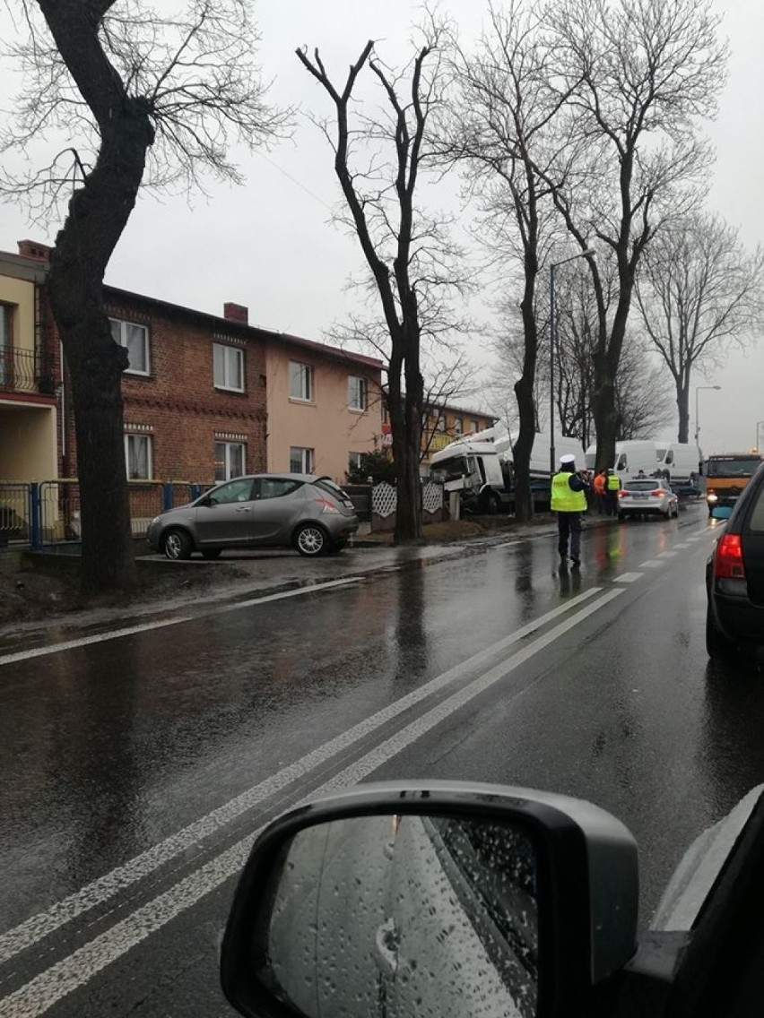Tychy: Wypadek na Oświęcimskiej. Ciężarówka wjechała w ogrodzenie domu