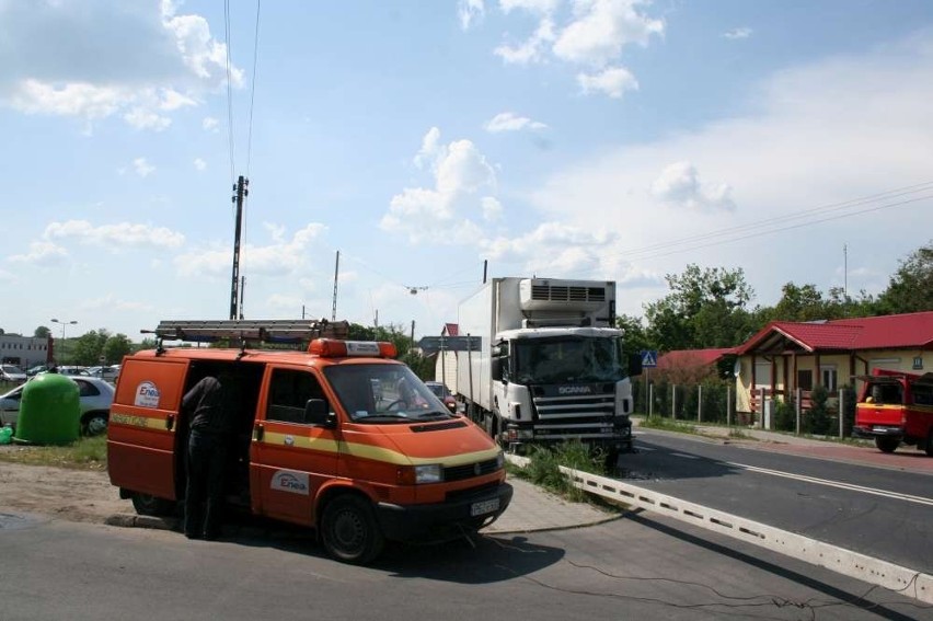 Kolizja drogowa na ul. Szamotulskiej. TIR uderzył w słup [ZDJĘCIA]