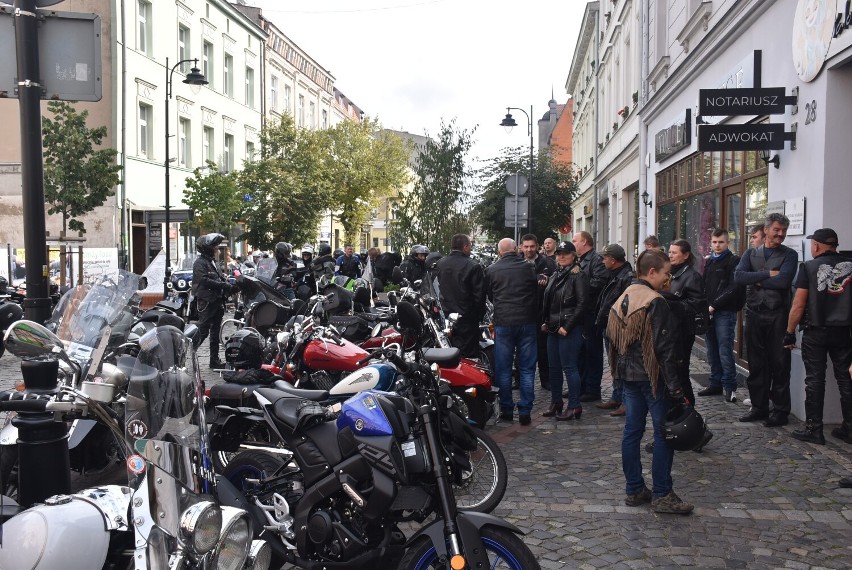 Gniezno. Motocykliści z całej Wielkopolski zakończyli sezon na gnieźnieńskim Rynku [FOTO]