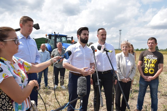 W Namysłowie odbyła się konferencja prasowa wiceministra rolnictwa i rozwoju wsi Norberta Kaczmarczyka i posła Janusza Kowalskiego poświęcona bezpieczeństwu energetycznemu i żywnościowemu.