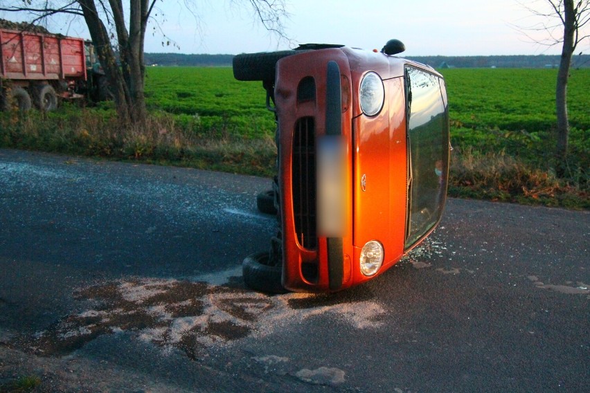 Zderzenie osobówki z ciągnikiem rolniczym na trasie Baszków-Zduny. Jedna osoba trafiła do szpitala [ZDJĘCIA]