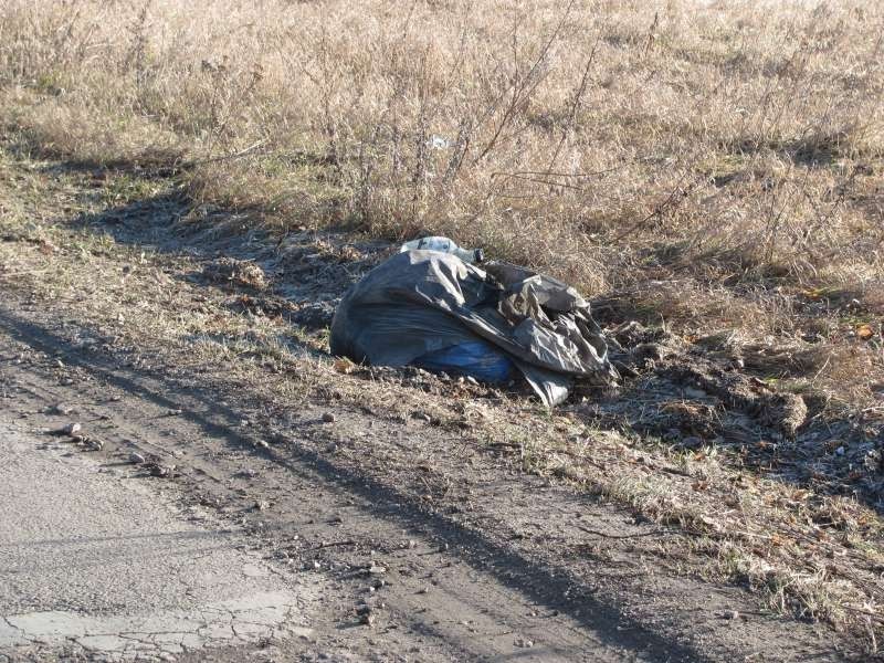 Po stopnieniu śniegu pokazały się leżące pod nim śmieci [ZDJĘCIA]