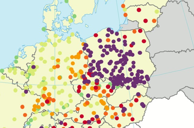 fot. Stężenie benzopirenu w Polsce wg raportu Europejskiej Agencji Środowiska



Kiedy Europejska Agencja Środowiska opublikowała 29 października 2018 swój najnowszy raport na temat stanu środowiska w Europie (raport z roku 2018 zawiera tak naprawdę dane z 2016), polskie media obiegła informacja: 19 na 20 miast w Europie z najgorszym powietrzem, jeśli chodzi o stężenie rakotwórczego benzoapirenu, jest w Polsce! 

W Nowej Rudzie, która jest na pierwszym miejscu rankingu, poziom benzoapirenu BaP wynosi blisko 18 nanogramów na metr sześcienny. W Tomaszowie Mazowieckim - 15 nanogramów, a w Rybniku - 13.  

Zresztą, spójrzcie na pierwszą mapkę: miasta, zaznaczone na fioletowo, mają wg. raportu EEA normy benzopiernu przekroczone. Widzicie woj. śląskie?