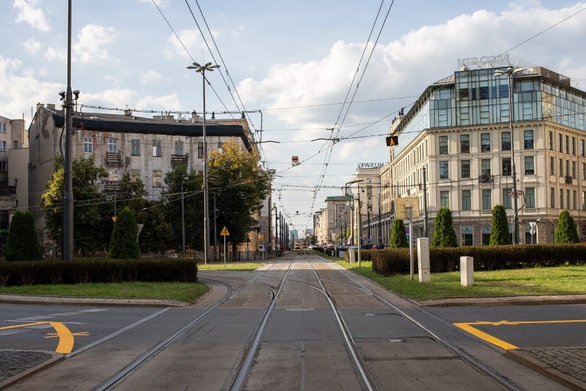 Plac Zbawiciela z większą strefą ogródków gastronomicznych