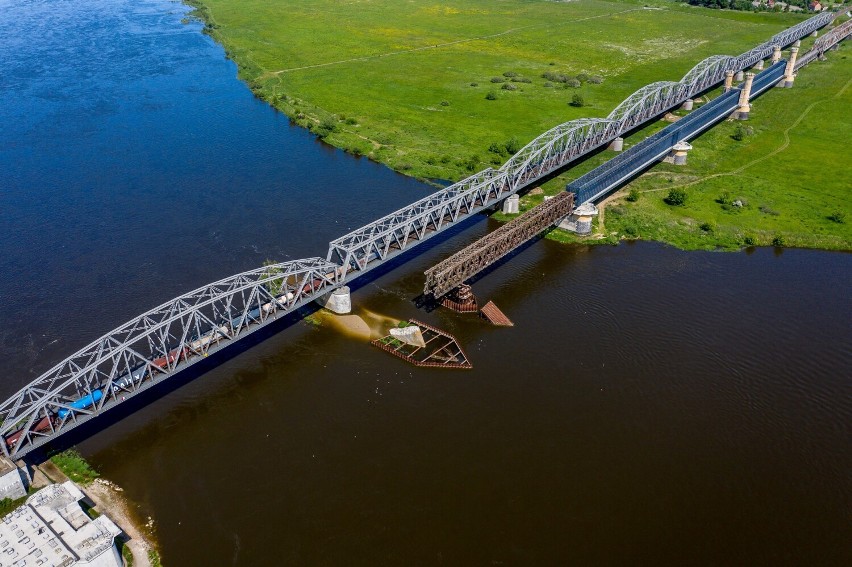 Decyzję o budowie kolejowo-drogowego mostu na Wiśle w...