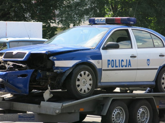 Rozbity radiowóz na ul. Wolności w Jeleniej Górze. Kolizję spowodował policjant.