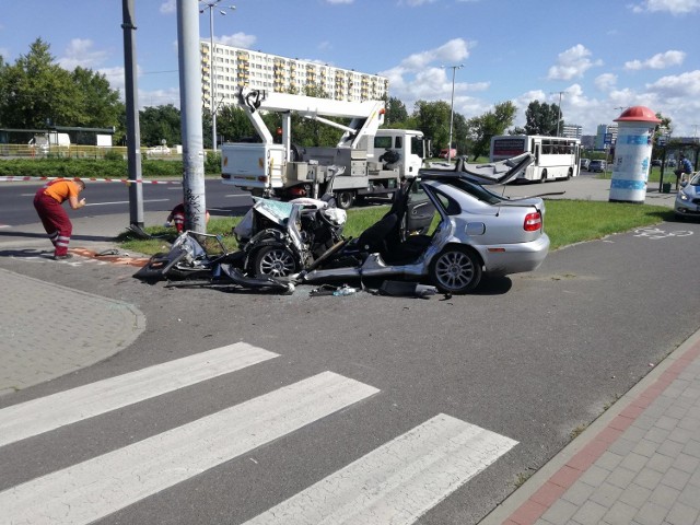 We wtorek (15.08) o godz. 8.30 rano doszło do groźnego wypadku przy ul. Szosa Lubicka. Samochód osobowy uderzył w przydrożny słup.