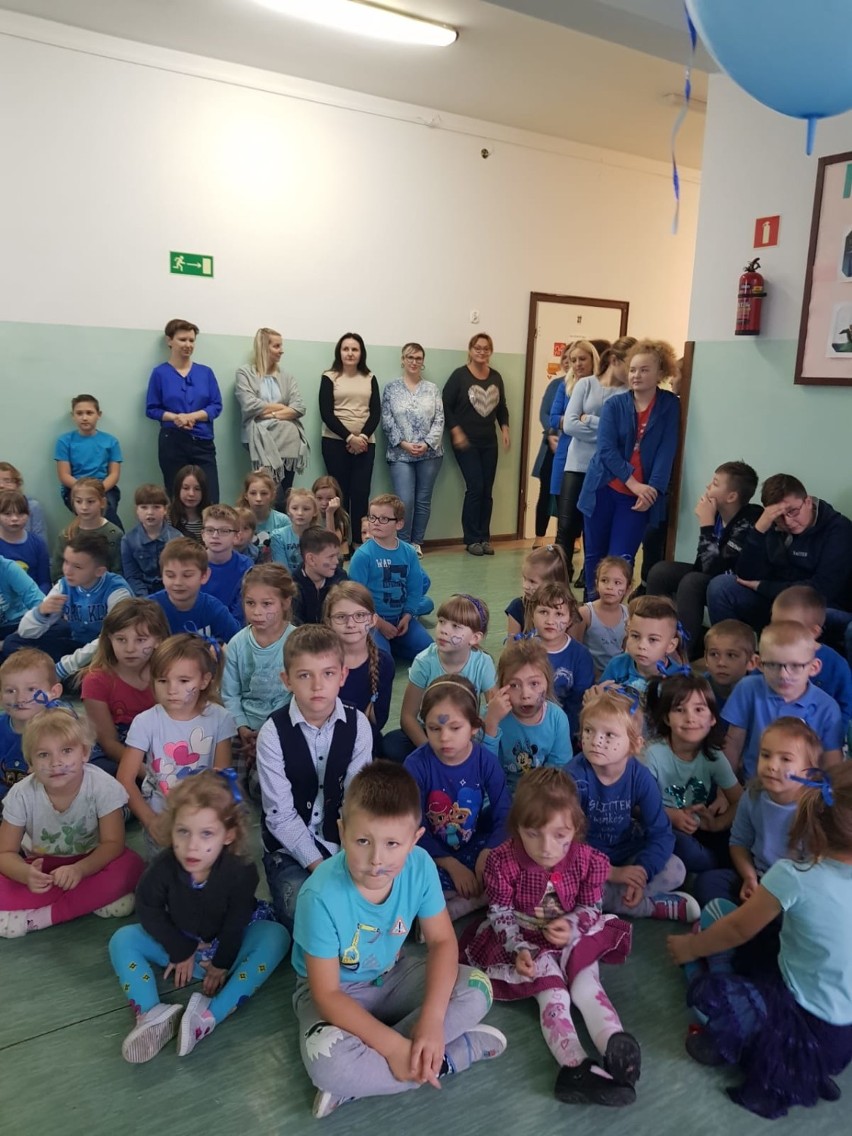 Niebieskie balony i serpentyny. Tak uczniowie z Babik solidaryzowali się z dziećmi na całym świecie (zdjęcia)