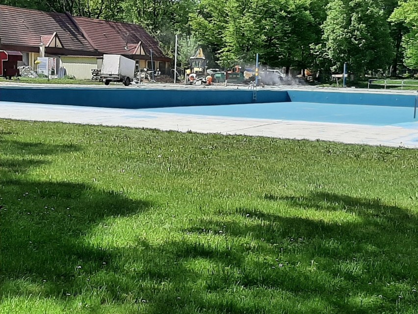 Trwa remont kąpieliska odkrytego w Parku Kachla w Bytomiu....