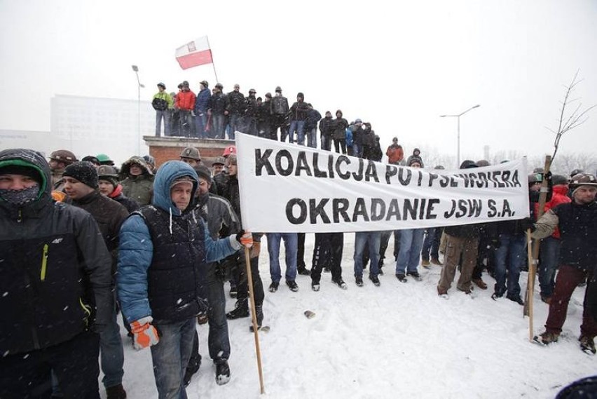 Strajk przed JSW w Jastrzębiu. Górnicy głodują