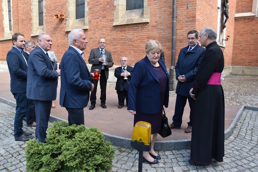 Tarnów. Radni z różnych klubów i prezydent ramię w ramię przy pomniku Jana Pawła II [ZDJĘCIA]