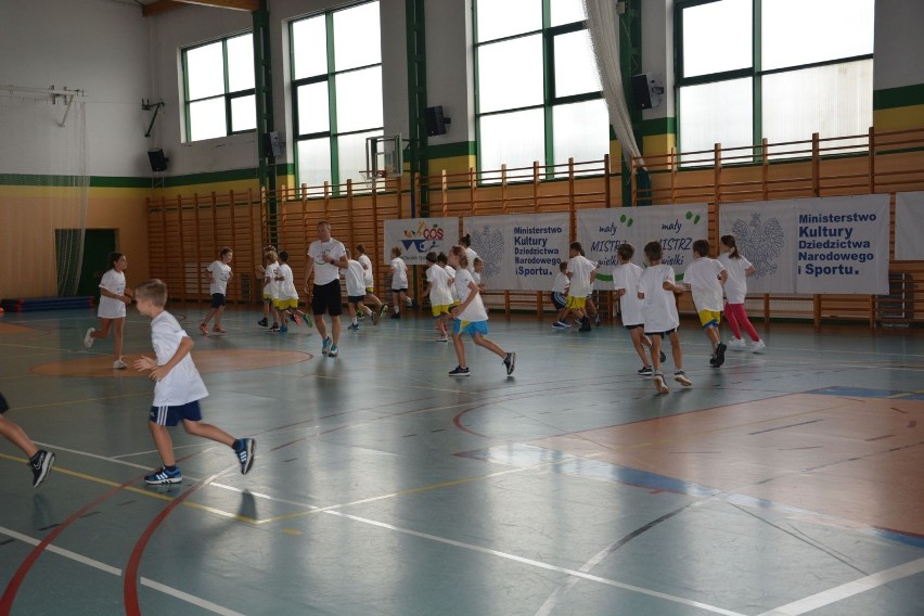 Marcin Urbaś, mistrz lekkoatletyki ćwiczył z dziećmi w Grójcu. Zobacz zdjęcia z treningu