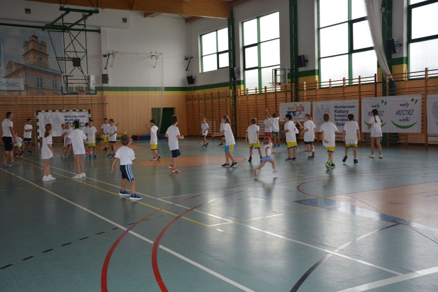 Marcin Urbaś, mistrz lekkoatletyki ćwiczył z dziećmi w Grójcu. Zobacz zdjęcia z treningu