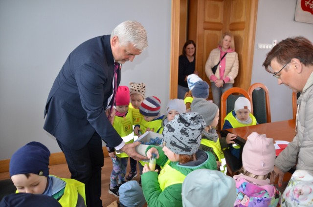 Przedszkolaki odwiedziły burmistrza w urzędzie miejskim - 27 kwietnia 2023