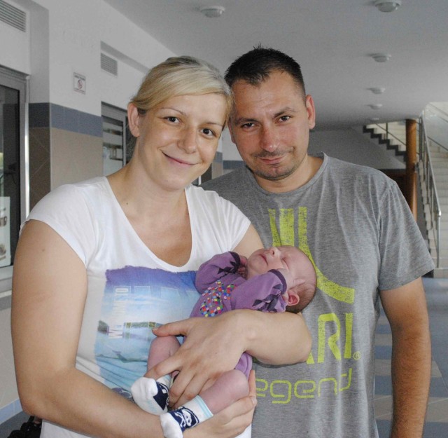 Po przerwie macierzyńskiej do zespołu wraca Justyna Domnik. Na zdjęciu z mężem Michałem i synkiem Wiktorem.