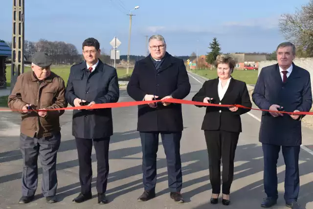 Przebudowa blisko 900-metrowego odcinka drogi gminnej w Rudzie Wieczyńskiej rozpoczęła się we wrześniu 2023 roku i kosztowała 1,6 mln zł. Gospodarz gminy Gizałki wspólnie z przewodniczącym rady Romanem Rojewskim, wicemarszałkiem Krzysztofem Grabowskim, sołtyską wsi Teresą Łuczak oraz mieszkańcami w marcu przecięli wstęgi i dokonali oficjalnego