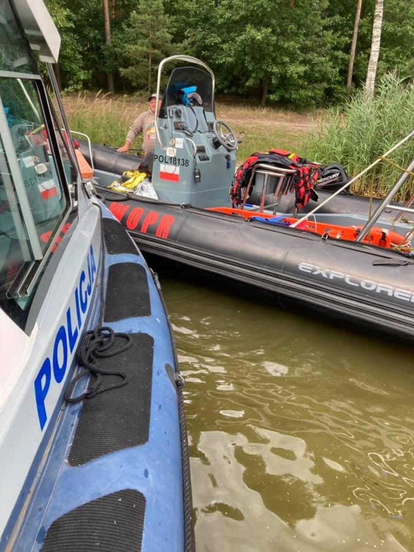 Na Zalewie Sulejowskim przewróciła się łódź żaglowa. Trzy osoby wpadły do wody - ZDJĘCIA