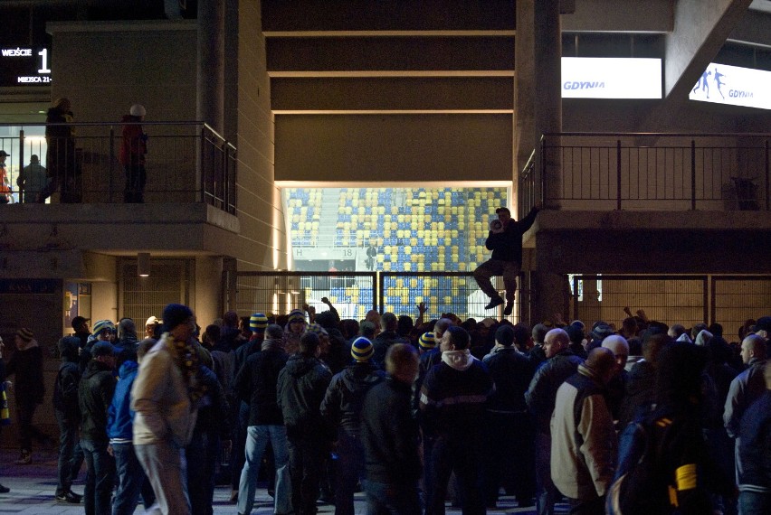 Protestujący kibice przed wejściem na stadion