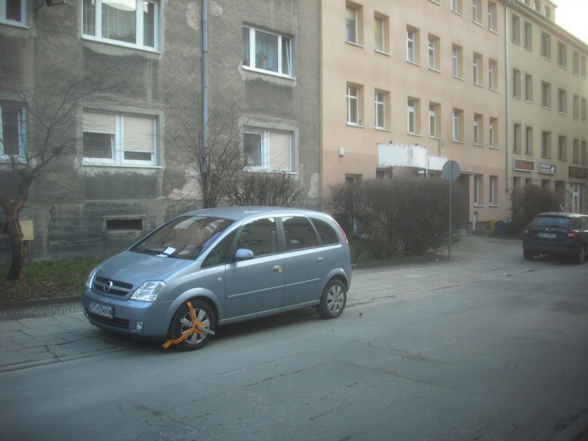 Ulica Dmowskiego - parkowanie na zakazie zatrzymywania i...