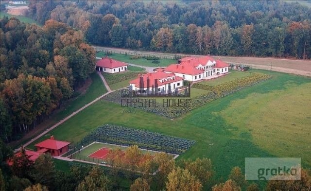 Luksusowe domy? To mało powiedziane. To przepiękne rezydencje godne ludzi z wyższych sfer. Najlepsze materiały, bogate wykończenia (i meble), baseny, oranżerie, zadbane ogrody... Zobaczcie najdroższe domy w Polsce, których właściciele ogłosili się na www.gratka.pl 

Posiadłość o powierzchni: 29,5 ha położona jw Zawadzie, gmina Myślenice (powiat myślenicki) - krakowski obszar metropolitalny. 
Nieruchomość położona jest w północnej części gminy, na pograniczu dwóch krain: Pogórza Wielickiego i Beskidu Makowskiego (Średniego). Teren o bardzo urozmaiconej rzeźbie tworzy atrakcyjny krajobraz.
Niewielka odległość i dobre połączenie komunikacyjne z Krakowem oraz atrakcyjność krajobrazu i bardzo dobre warunki klimatyczne sprawiają, że obszar ten cieszy się bardzo dużym zainteresowaniem inwestorów i poszukujących terenów ekologicznych do zamieszkania. 
Lokalizacja atrakcyjna widokowo. W pobliżu wyciągi narciarskie i Jezioro Dobczyckie. 
Odległość od centrum gminy 5 km, od Krakowa ok. 18 km (bardzo dobry dojazd "Zakopianką", czas dojazdu do granic miasta ok. 20 minut, czas dojazdu do lotniska w Balicach ok. 30 minut). 
Nieruchomość w całości ogrodzona, w części zabudowana budynkiem mieszkalnym i budynkiem basenu o łącznej powierzchni 1200 m2, budynkami gospodarczymi o łącznej powierzchni 230 m2 oraz obiektami małej architektury (kort, grill zadaszony 150 m2 , staw).

Według aktualnego Miejscowego Plan Zagospodarowania Przestrzennego, na ogólną powierzchnię terenu składają się:

1. ok. 12 ha- terenu zabudowy mieszkaniowej jednorodzinnej, pensjonatowej i letniskowej z dopuszczeniem realizacji obiektów i urządzeń usługowych, mieszkalno - usługowych oraz obiektów mieszkaniowych wielorodzinnych

2. ok. 9 ha - parku 

3. ok. 8,5 ha - zieleni(możliwość lokalizacji sadów, terenowych urządzeń rekreacji, dróg dojazdowych, ścieżek rowerowych, obiektów i urządzeń infrastruktury technicznej, obiektów z zakresu gospodarki wodno - ściekowej, obiektów malej architektury)

Na terenie posiadłości znajdują się wszystkie media ( energia elektryczna, woda, kanalizacja, gaz, telekomunikacja).

Teren nieruchomości jest monitorowany przez system kamer CCD wraz z oświetleniem podczerwieni, umożliwiający całodobową obserwacje.