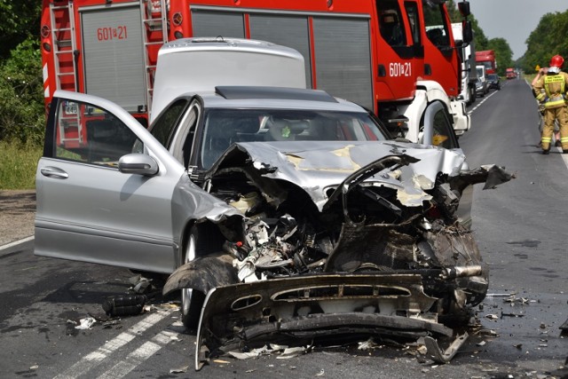 Wypadek na trasie Śrem - Zaniemyśl (DW432). Doszło do zderzenia ciężarówki z osobowym mercedesem