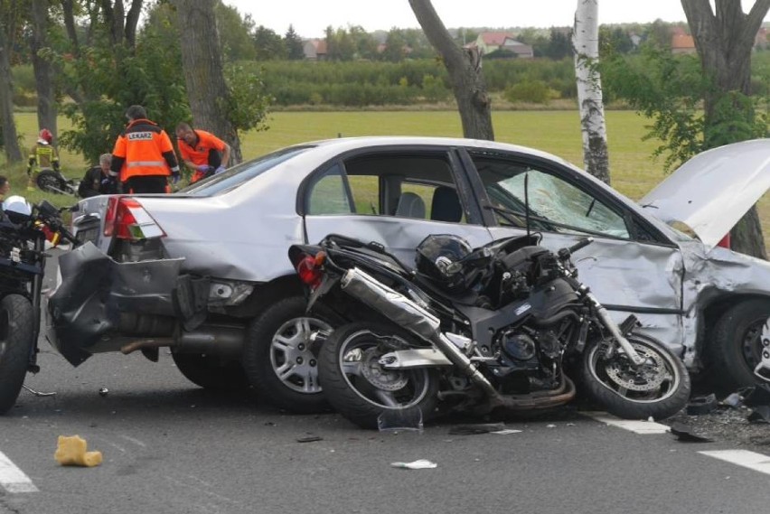 Stan najciężej rannego motocyklisty z wypadku w Miłosnej wciąż jest poważny. Jak przebiegała tragedia?