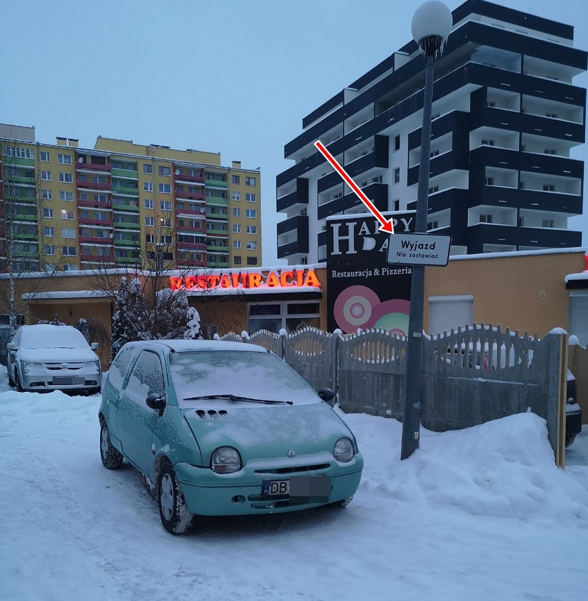 Auto blokuje wjazd na parking na Podzamczu w Wałbrzychu