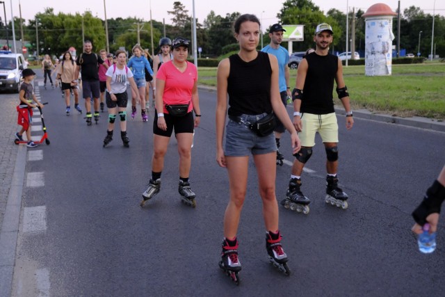 Miłośnicy jazdy na rolkach mieli w sobotę (14.08) okazję przejechać 10-kilometrowa trasę poprowadzoną ulicami Torunia. Przejazd odbył się w asyście policji i medyków, którzy dbali o bezpieczeństwo uczestników. Nocna akcja był finałem odbywającej się na parkingu centrum handlowego Plaza imprezy pod hasłem "Toruń kocha rolki 2021". Obejrzyjcie naszą fotorelację.