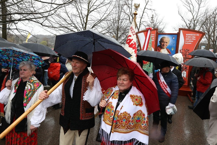 Marsz papieski idzie ulicami Krakowa. To symboliczna trasa