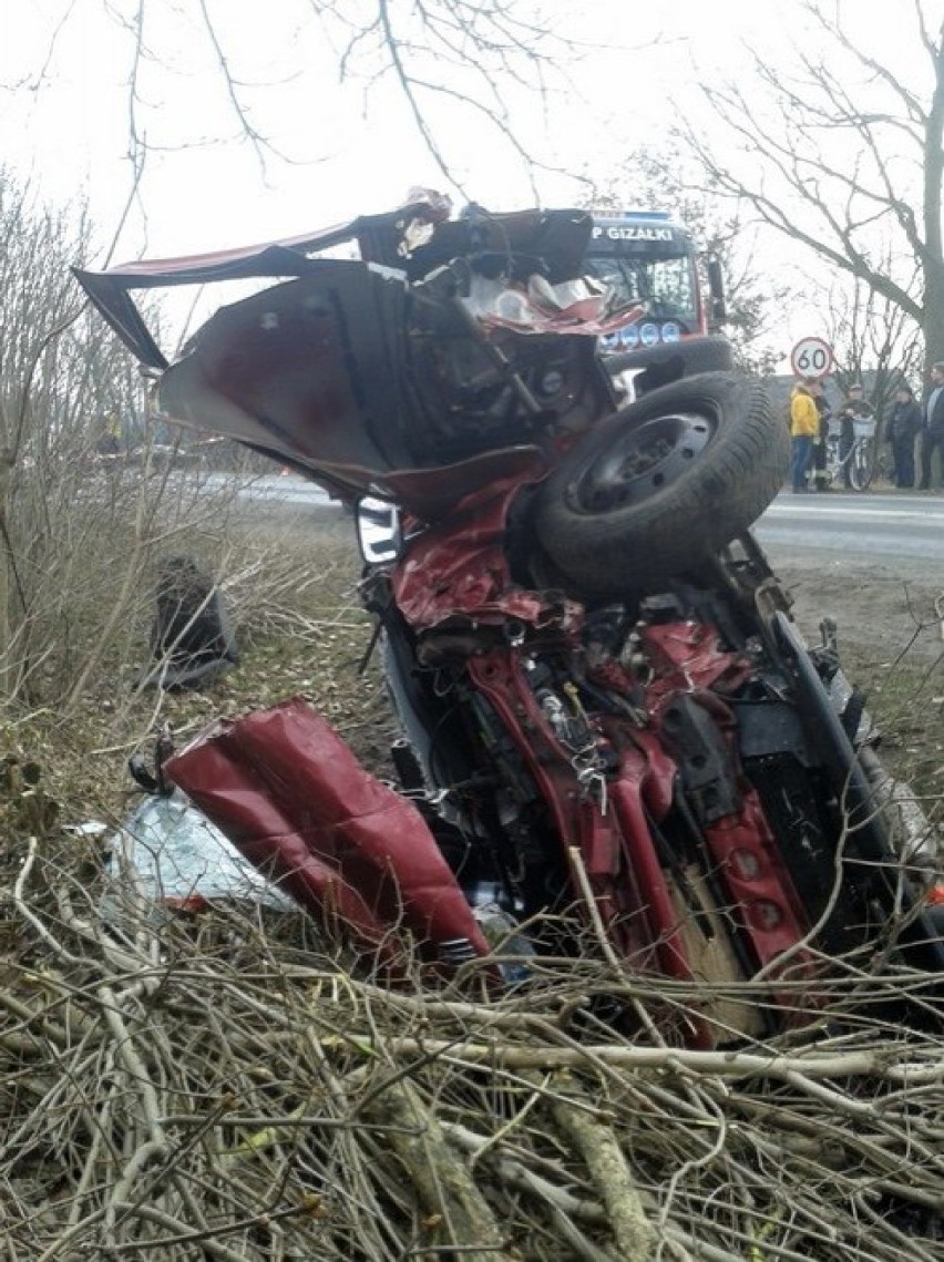 Zderzenie dwóch aut było tak silne, że jedno z nich wypadło z drogi