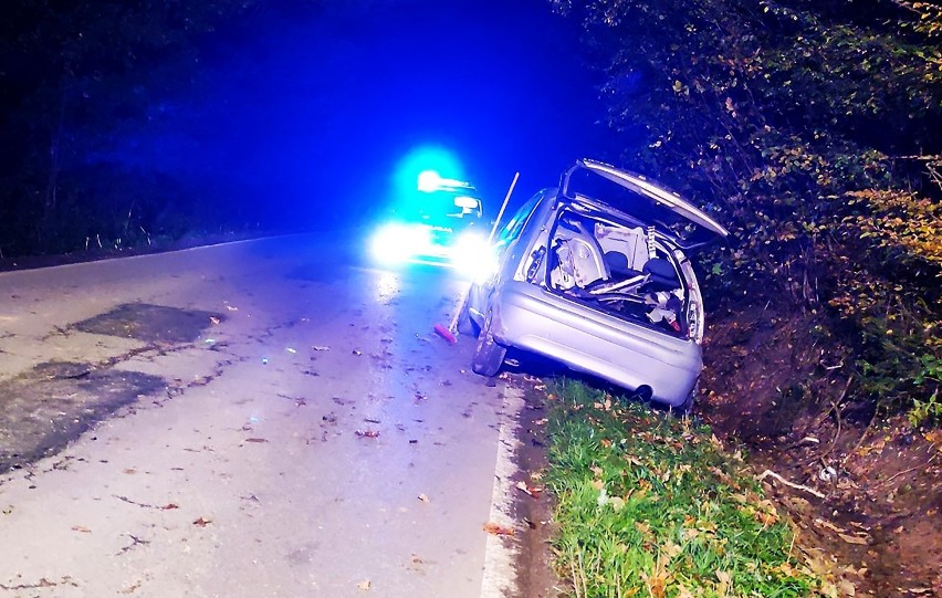 Nocny wypadek pod Nowym Sączem. Wywrócone auto w rowie. 19-latka w szpitalu